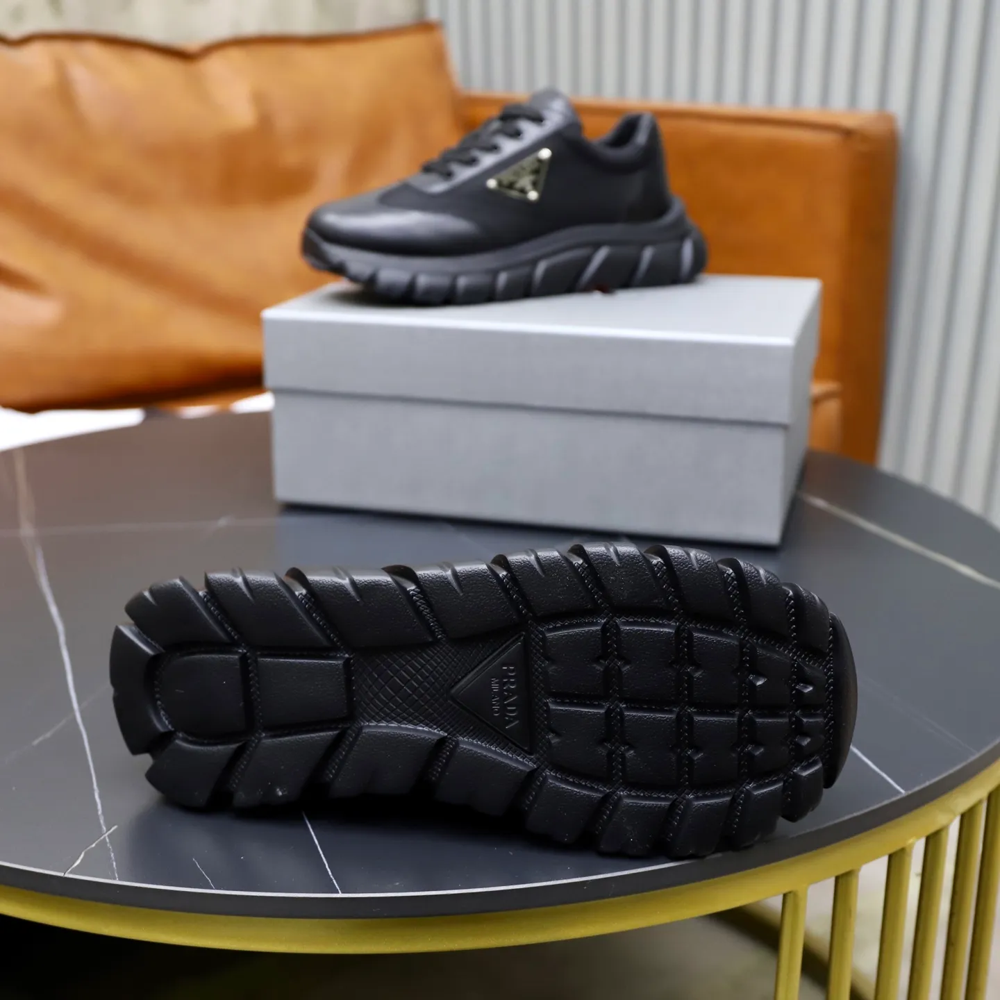 Ex-factory price: 700💰Top original order Brand: PRADA (Prada) Standard code: Men's size 38/44 (45 can be customized) Grade: Same as the official website Material: Original cowhide stitching, cowhide lining, original combination two-color wear-resistant soft outsole Style category: casual sports version, young fashion, European and American trend, British style Color: actual picture color
